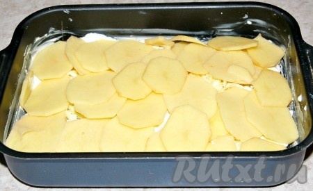 Затем слои чередовать. На сыр положить тонкий слой картофеля.