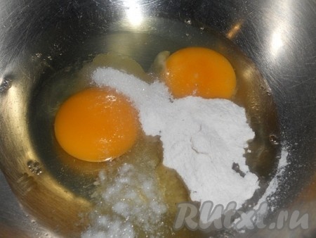 В миску вбить яйца, добавить ваниль и сахарную пудру, взбить.    
