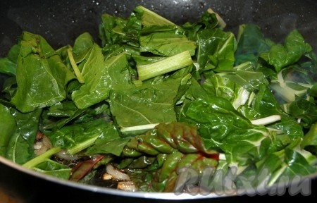 Листья мангольда крупно нарезать и добавить на сковородку к шампиньонам с луком.