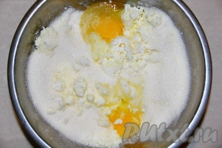Пока крем остывает, приготовить тесто для Наполеона. Для этого творог смешать с яйцами, сахаром, ванильным сахаром, разрыхлителем и растопленным сливочным маслом.

