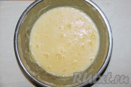 Для приготовления крема для творожного Наполеона нужно молоко довести до кипения. В отдельной миске взбить яичные желтки с сахаром, ванильным сахаром и мукой.
