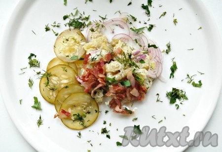 Выложить немецкий картофельный салат на порционные тарелки и сверху посыпать обжаренным беконом. Рецепт этого блюда прост, а результат превосходит все ожидания. 