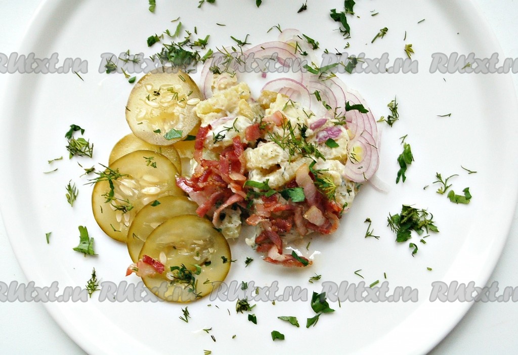 Французский салат с жареной картошкой и овощами