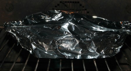 Форму с картофелем в фольге отправить в заранее нагретую до 200 градусов духовку на 30-40 минут.
