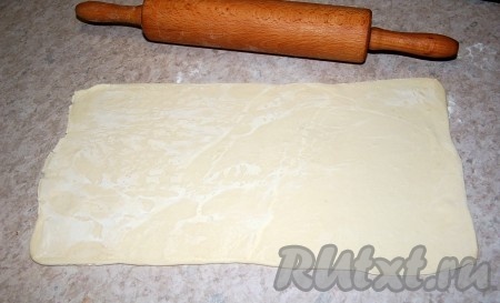 Разморозить готовое слоеное тесто. Раскатать в тонкий пласт прямоугольной формы.