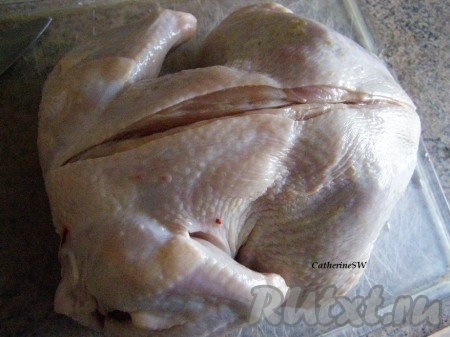 Курицу промоем, обсушим. Сделаем по спине продольный разрез, аккуратно, чтобы не повредить кожу, отделим кости от мяса и кожи.