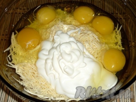 К натертому сыру добавить яйца, майонез.