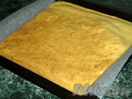Противень поставить в разогретую духовку. Выпекать смесь минут 15, пока сыр полностью не расплавится и не покроется золотистой корочкой.
