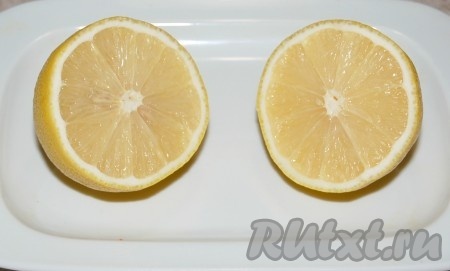 Выжать свежий лимонный сок в салат из моркови, яблока и изюма.
