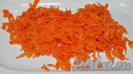 Морковь помыть, почистить и натереть на средней терке.