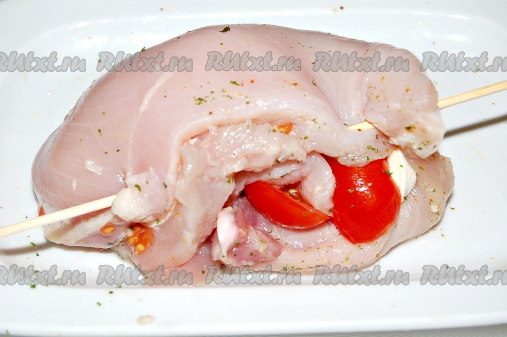 Курица с моцареллой и помидорами в духовке рецепт с фото