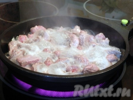 В сковороде разогреть растительное масло, выложить кусочки сырой говядины, обжарить их на сильном огне 10 минут (до румяности), перемешивая время от времени, чтобы мясо не подгорело. Затем влить, примерно, 0,5 стакана воды, уменьшить огонь, накрыть сковороду крышкой и тушить кусочки говядины до готовности (минут 30-40 минут). Мясо должно стать мягким.