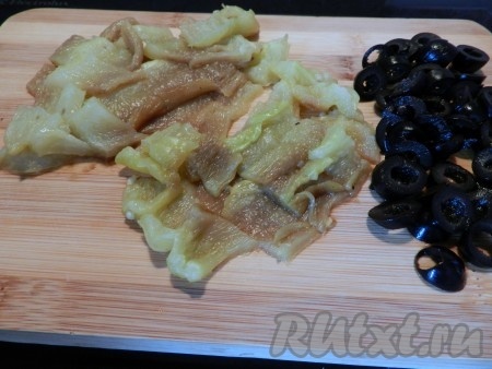 Очищенный перец нарезать полосками, маслины - колечками.
