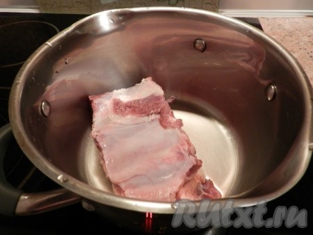 Мясо с косточкой вымыть, положить в кастрюлю, залить 2,5 литрами воды и поставить на огонь. Когда вода закипит, снять пену.
