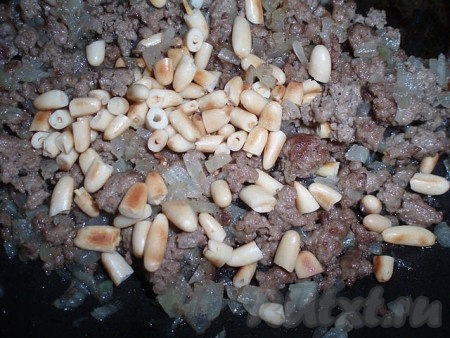 Солим, добавляем корицу, сок граната (сироп) и измельченные орешки (можно их подрумянить).
