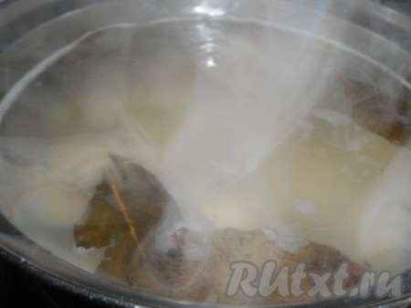 Пельмени положить в кипящую воду и слегка отварить (как всплывут сразу достать шумовкой в тарелку), можно добавить лавровый листик.