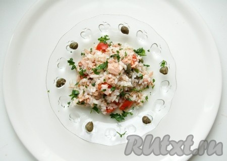 Перемешать и наш замечательный постный салат с рисом и тунцом готов.