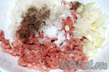 К мясному фаршу добавить отваренный рис, мелко нарезанный репчатый лук, соль и перец.
