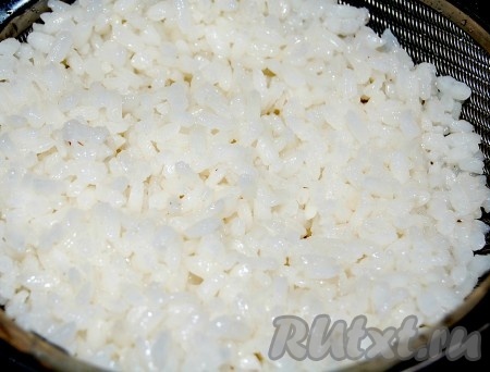Пока горох варится, можно заняться фрикадельками. Для начала нужно сварить рис. Рис для этих целей лучше брать круглозернистый. Рис отварить до полуготовности и промыть холодной водой, дать стечь лишней жидкости.