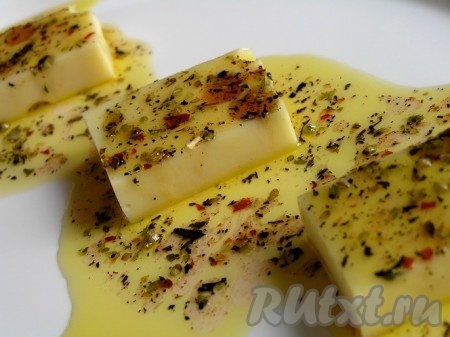 Полить маринадом. Оставить сыр мариноваться при комнатной температуре около 1 часа. Пикантная, оригинальная закуска готова. Маринованный сыр, приготовленный по этому рецепту, приятно удивит прекрасным вкусом.
