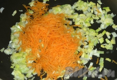 Затем добавить морковь.