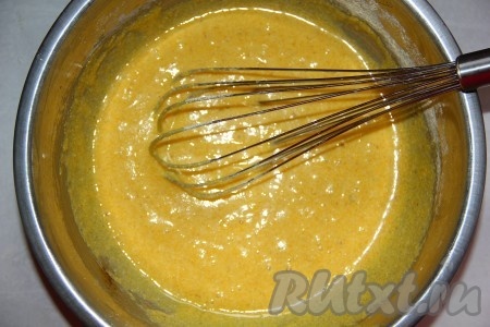 Взбитые желтки смешиваем с растопленным маслом, медом и кукурузной мукой.
