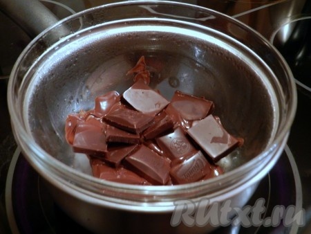 На водяной бане растопить шоколад.