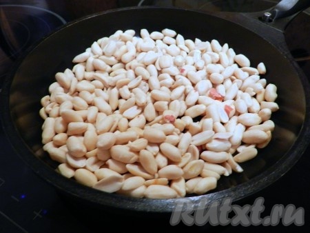 Арахис обжарить на сухой сковородке. Если арахис не очищенный, очистить от шелухи.