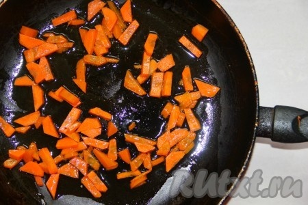 На сковороде с добавлением растительного масла поджариваем морковь, нарезанную соломкой.
