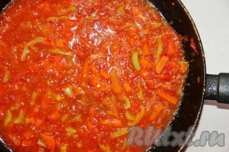 Затем к овощам добавляем аджику, паприку, выдавленный чеснок и томаты. Доводим массу до кипения и отправляем ее в суп.