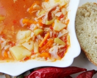 Острый томатный суп с курицей и рисом