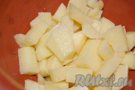 Подготовить все продукты для чанах и складывать поочередно в горшочек. Сначала положить картофель, нарезанный небольшими кубиками.