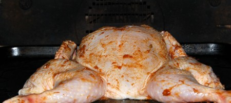Затем поместить курицу в заранее нагретую до 200 градусов духовку на 1 час.
