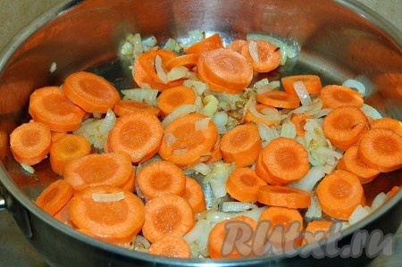 Нарезанную морковь добавить на сковороду к луку.