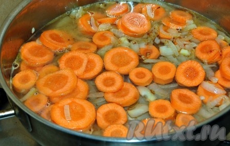 Минут через 15 добавить в сковороду горячую воду, чтобы морковь с луком были покрыты почти полностью. Тушить 20 минут. Можно закрыть крышкой.