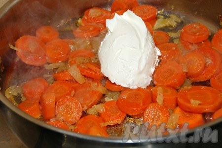 Когда морковь будет готова, станет мягкой, добавить маскарпоне.