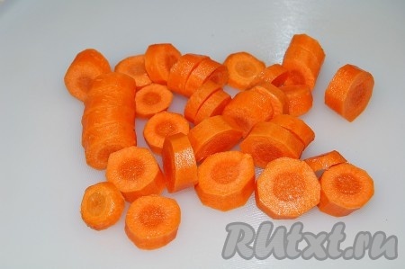 Морковь нарезать кружочками.