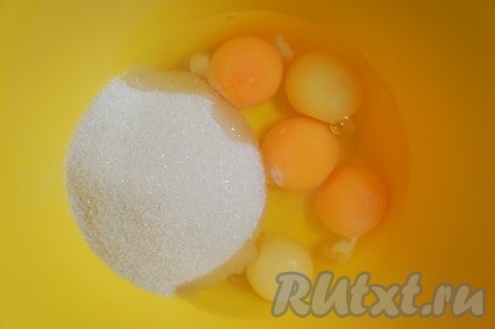 Яйца взбить с сахарным песком.