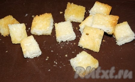 Нарезать хлеб на небольшие кусочки квадратной формы.
