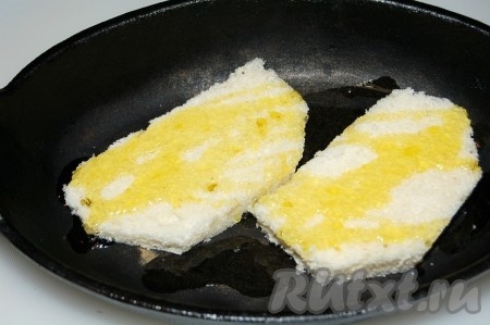 Белый хлеб обрезать от корок. Выложить в форму, слегка полить оливковым маслом.
