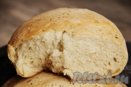 Остывший венгерский хлеб, приготовленный по очень простому рецепту, готов к употреблению.
