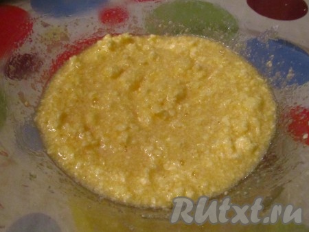 Смешать размягченный маргарин с сахаром, добавить яйца.

