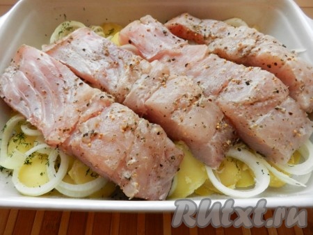 Выложить на картофель рыбу и поставить запекаться в духовку, разогретую до 200 градусов, на 30 минут.
