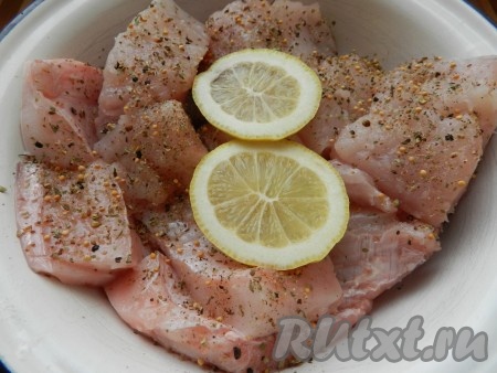 Натереть рыбу специями, посолить, полить лимонным соком и оставить на 20-30 минут.
