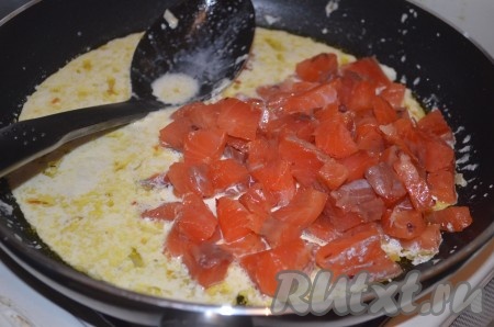 Семгу нарезать на небольшие кусочки, добавить в сливки, готовить 2-3 минуты до загустения соуса. Добавить перец по вкусу, при необходимости соль, однако не надо забывать, что рыба соленая.