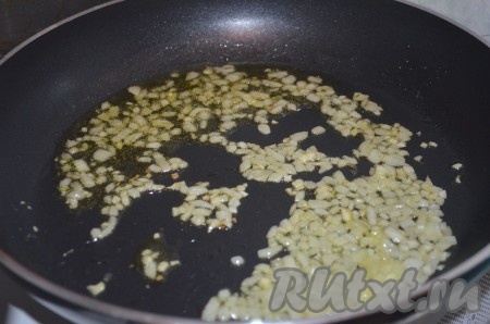 Лук мелко нарезать, обжарить на оливковом масле до золотистого цвета.