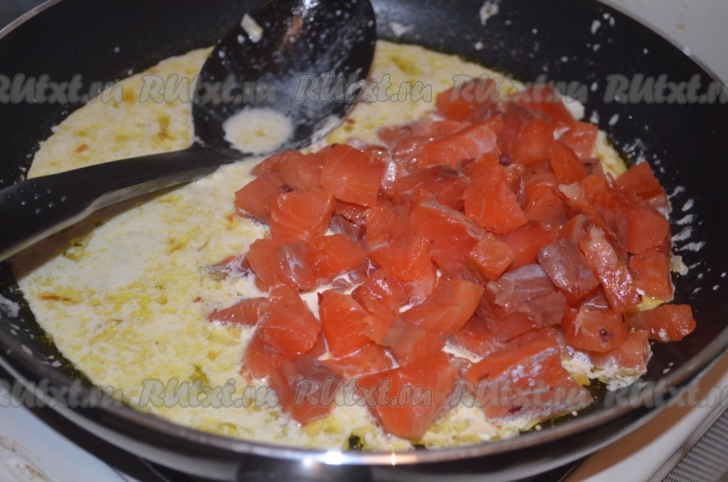 Паста с семгой и сливочным соусом, пошаговый рецепт на ккал, фото, ингредиенты - Катруся