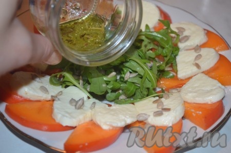 Для соуса перемешать оливковое масло, лимонный сок, мёд, сухие итальянские травы, полить салат.

