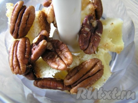 Орехи и печенье (бисквит) поместить в чашу блендера.