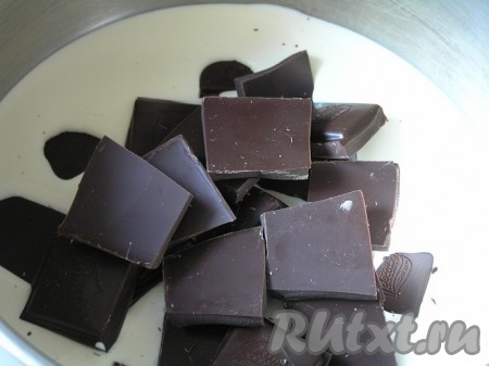 В сливки добавить поломанный на кусочки шоколад.